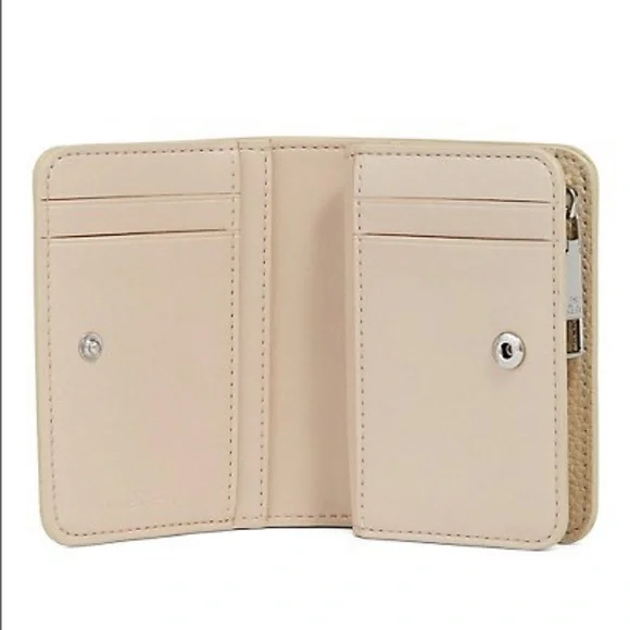 Authentic Marc Jacobs
Mini Compact Wallet - Picture 6 of 12